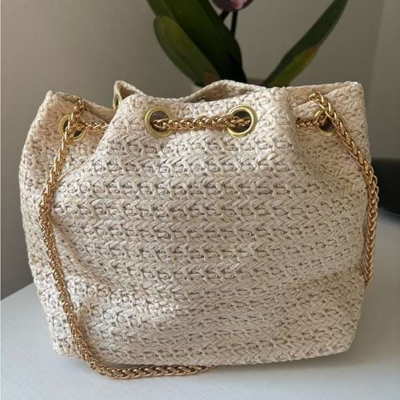Elegant Cream Woven Bag with Gold Accents - Picture 4 of 6